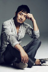 组图：郭晓冬拍大片玩深沉 展成熟男人魅力