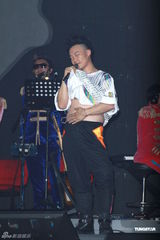 组图：陈奕迅开唱手受伤 与谢霆锋是“最佳损友”