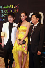 组图：杜晓婷亮相活动红唇诱惑 娇艳迷人受追捧