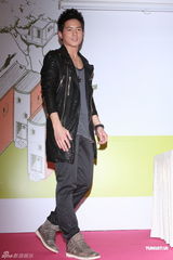 组图：宥胜签售新书 笑称被奶奶逼婚