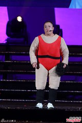 组图：曾志伟薛家燕扮肥姐 郑欣宜隔空寄思念