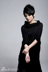 幻灯图集：孔琳全新写真曝光  黑衣红唇神秘魅惑