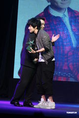 组图：林俊杰获票选人气男艺人 谢谢周杰伦相挺