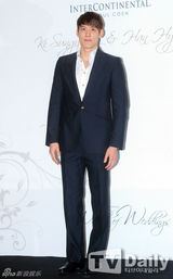 组图：韩惠珍嫁小8岁球员寄诚庸 朴泰桓等道贺