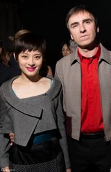 组图：孙俪巴黎观秀 灰色套装展法式优雅