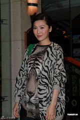 组图：钟镇涛生日携女亮相派对 谭咏麟叶童现身