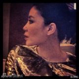 组图：王菲与邓丽君隔空对唱 银色长裙典雅