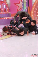 组图：Lollipop F录制《奖门人》凹造型爆笑