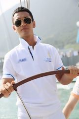 组图：黄晓明驾微博号征战帆船赛 获时代骑士勋章