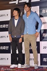 组图：金荷娜车太贤等助阵韩片《委托人》VIP首映式