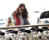 组图：蔡少芬携双女返港 行李超重逼疯辣妈