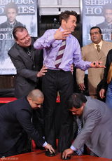 高清组图：小罗伯特-唐尼留手印 不忘宣传新片