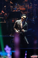 组图：周杰伦开个唱大秀人鱼线 张智霖同台助阵