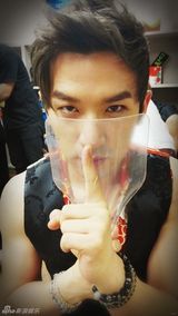 组图：韩团神话后台花絮搞怪 晒奖笑成花