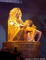 组图：布兰妮巡演诱惑升级 裙摆吹起狂野十足