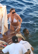 组图：玛利亚比基尼暴露壮硕身材 大秀丰乳肥臀