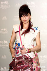 高清图：王心凌短裙走秀 大摆可爱姿势展青春活力