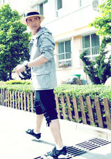 高清组图：何晟铭街拍LOOK 运动装扮搭配草帽