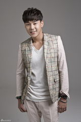 高清图：韩星安圣浩花美男大片干净明朗