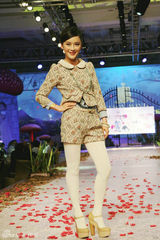 组图：袁姗姗瘦身成功 首献T台秀压轴出场