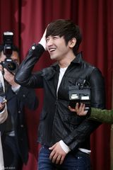 组图：韩国神话组合成员李珉宇结束兵役与粉丝见面