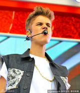 组图：贾斯汀比伯东京献唱 自摸裤裆表情超拽