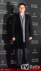 组图：张东健金惠秀等亮相活动黑装气势足