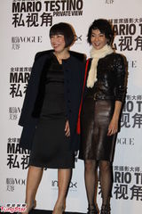 组图：张曼玉黑衣配白色围巾知性优雅