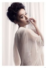 组图：袁姗姗曝首支单曲写真 蓝色纱裙显女王气质