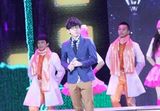 组图：胡夏央视闹元宵 《那些年》现场“催雨”