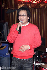 幻灯组图：沈玉琳平安夜庆生 告别单身向女友求婚