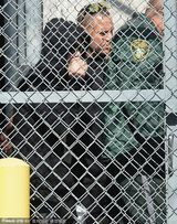 组图：比伯被保释出狱做车顶向粉丝挥手