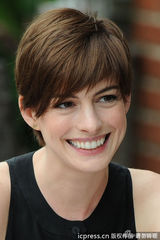 组图：海瑟薇帅气现身片场 豪放大笑不顾形象