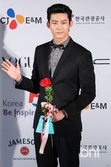 组图：韩孝珠玉泽演等众星亮相釜山电影节蓝毯