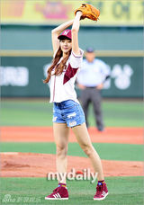 组图：Dal shabet秀彬佑熙担任棒球比赛开球嘉宾