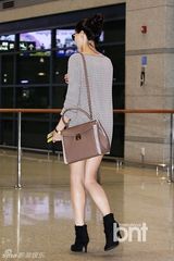 组图：车艺莲结束纽约时装秀 短裙现身机场