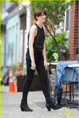 组图：海瑟薇帅气现身片场 豪放大笑不顾形象