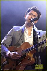 组图：水果姐囧梅高调复合 十指紧扣深情相拥