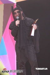 幻灯图集：叱咤奖陈奕迅雷到底 烟熏妆扮熊猫滚滚