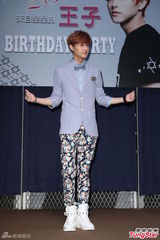 组图：JPM王子撇绯闻女友杨丞琳提前庆生