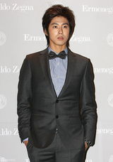 高清图：东方神起郑允浩等亮相派对 着正装型男范儿