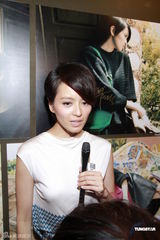 组图：梁咏琪出席品牌活动 与老公重游求婚地