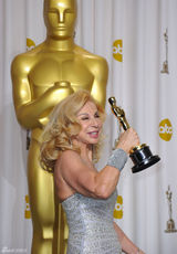 高清组图：奥斯卡后台获奖众星举金人光彩照人