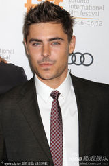 组图：《不顾一切》首映 扎克-埃夫隆西装帅气