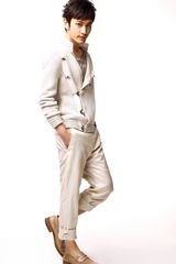 幻灯图：黄晓明登杂志封面 展露纯净干净气质