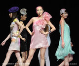 幻灯图集：伊藤亚由美靓丽代言 干练寸头很有型