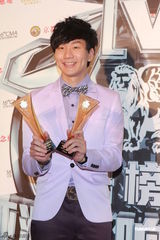 组图：众星亮相华语榜中榜颁奖礼 齐聚后台秀奖杯