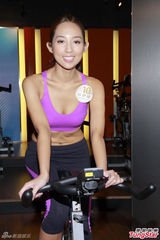 组图：候选港姐跑步抖胸 踏单车俯身秀乳沟