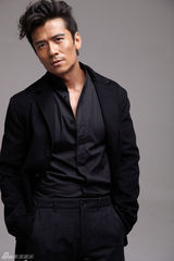 组图：唐文龙黑色写真 深沉内敛尽展绅士魅力