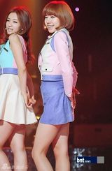 组图：韩女团APink出演《美丽的演唱会》展动感舞台